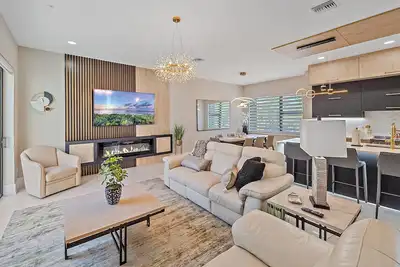Image de Luxury 3br Townhouse w/Elevator & Rooftop | Walk to Downtown