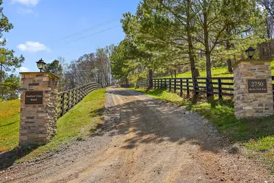 Image de 30 private acre Country House