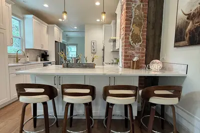 Image de Farmhouse in Downtown Loveland with Hot Tub