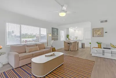 Image de Waterfront Oasis 2br/2ba with Pool, Gym, Balcony & Parking
