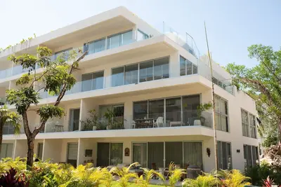 Image de Spacious 3-bedroom apartment with Ac, WiFi in private Gated Community Playacar 2