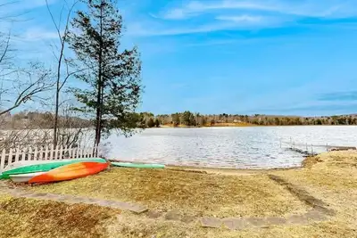 Image de Charming 4-bedroom 2-bath lake house with private dock