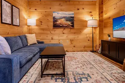 Image de New! Hand-Stacked Log Cabin Th | Mountain Views | Short Walk to Downtown Wj