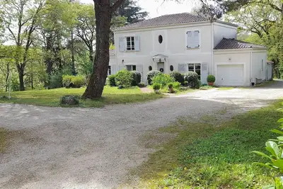 Image de Grande maison 190 habitable 5 chambre 10 personnes, Le Petit Versailles Cahors