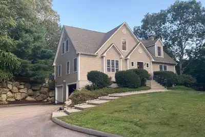 Image de New for 2025 3 Bedroom Retreat 1 Mile from Westerly’s Beautiful Beaches!