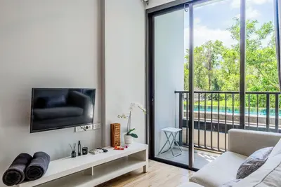 Image de Clean & New 1br PoolView with 1000/500mbps WiFi and 2Min walk to Boat Avenue