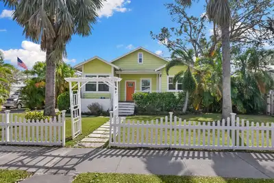 Image de Historic Laurel Park Home with Retro Guest Cottage