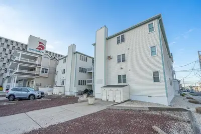 Image de Beach Block Condo in Heart of Town