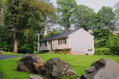 Image de Rustic Charm Meets Modern Comfort 3-Bedroom Raised-Ranch Cottage in Wooded Area