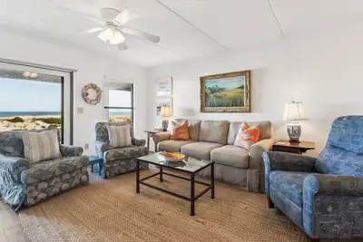 Image de Pet Friendly Oceanfront Sailmaker Condo | Ground Floor | Updated Kitchen | Steps to the Beach