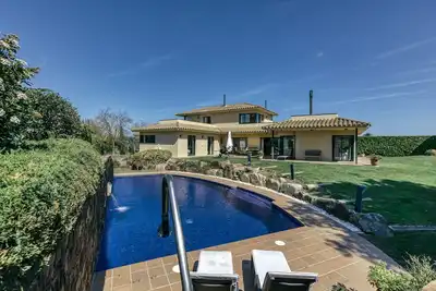 Image de Villa 'Luxury Golf Villa Torremirona' avec vue sur les montagnes, Wi-Fi et climatisation.