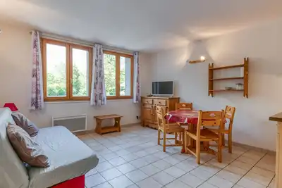Image de Appartement 'B4 Ecureuil' avec vue sur les montagnes, jardin partagé et Wi-Fi