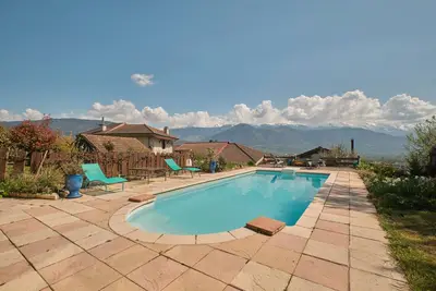 Image de Maison de vacances 'Saint Vincent De Mercuze' avec vue sur la montagne, piscine privée et Wi-Fi