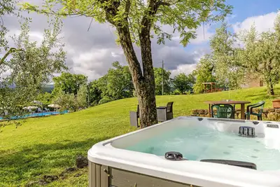 Image de Petite maison \"Nel Verde Con Jacuzzi\" avec piscine et jardin partagés