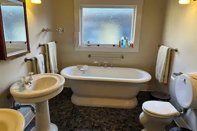 Image de Beautiful 3-bedroom historical house Oakland. 98 walk score.