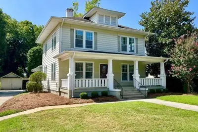 Image de Southern charm and elegance in this historic 2600sq ft downtown Reidsville home.