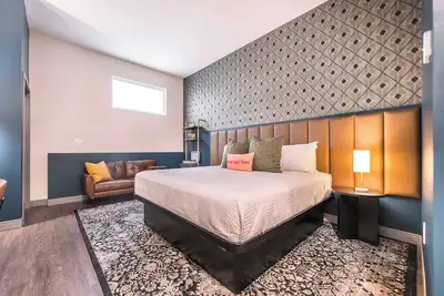 Elegant Downtown Escape with Luxe Vibes