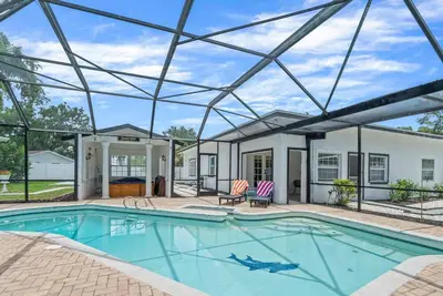 Image de 3 Bed/2 Bath pool home 3 miles to Busch Gardens