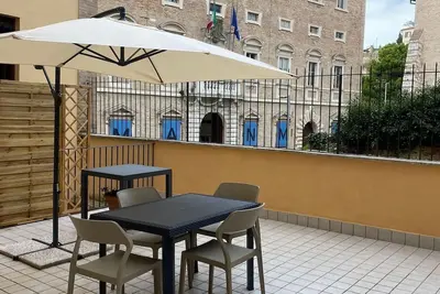 Image de In historic center with terrace 5 minutes from the harbor, cathedral and theater