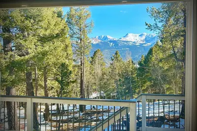 Image de Hot Tub, Pikes Peak Views, Foosball Table, Exercise Equipment
