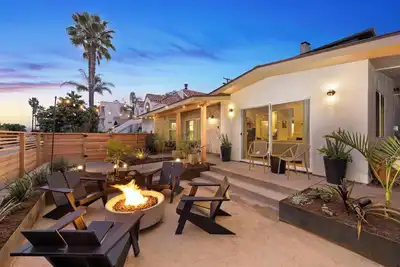 Image de *New* Fire Pit | King Master |  3-Blocks to Beach in Cardiff Village