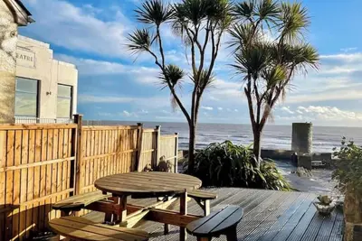Image de Cosy & Central, Flat by the Sea!