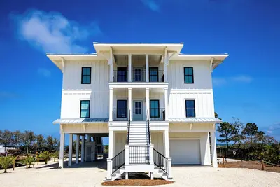 Image de Bayfront oasis with private dock, pool, elevator and easy Ada beach access.