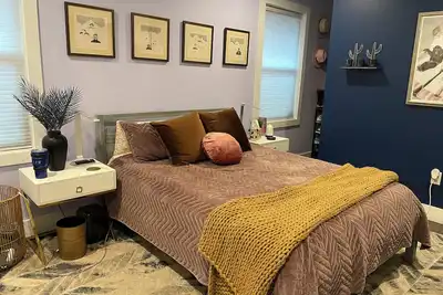 Image de Designer's Spacious 4-bedroom house in Atlanta with designated workspace