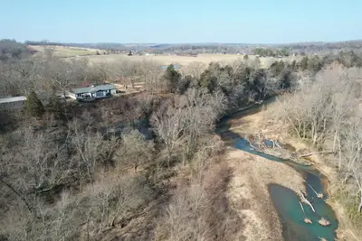 Image de Cliffs Edge Guest House- 2 bedroom cabin with War Eagle Creek Views and cave