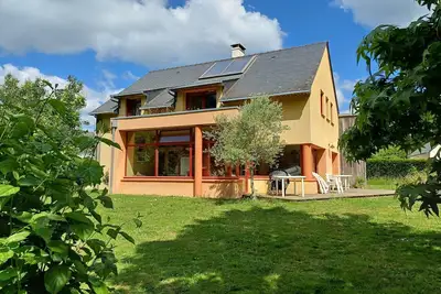 Image de Grande maison familiale avec jardin arboré