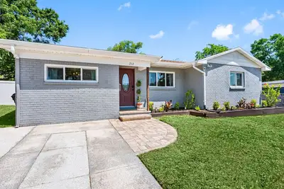 Image de Charming 3-Bedroom, 2-Bathroom Home with Heated Pool and Spacious Backyard in the Heart of Lakeland
