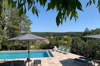 Image de Maison de campagne typique Périgord toute équipée avec jardins et piscine