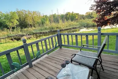 Image de Creek Cabin - Clean and Charming 3-bedroom house in Prudenville with WiFi and Ac