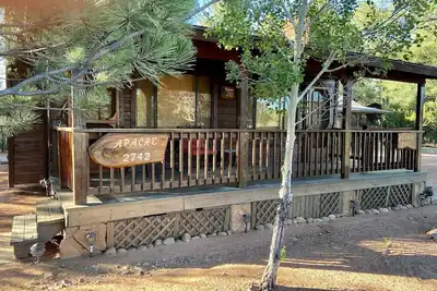 Image de Cozy Wood Cabin - Couples Retreat or Family Fun!