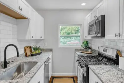 Image de Salty Bottom Bungalow. Chic Renovated 3-bed, 2-bath in the center of Charleston!