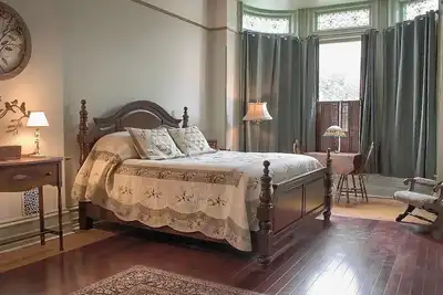 Image de Rustic Charm / King Bed + Roku / Private Bath