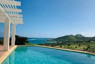 Image de Private 4 bedroom, 3. 5 bath estate on 2 acres with private, gated entrance.