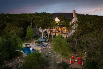 Image de Wimberley Hill Country Retreat-Pool Spa - Views - Firepit - Sleeps 16