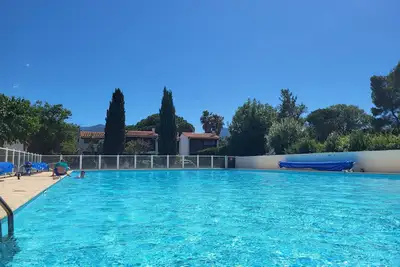 Image de Maison gde piscine au Calme avec jardin arboré