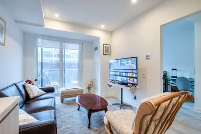 Image de Stylish 1br Downtown Condo w/ Balcony & Work Space