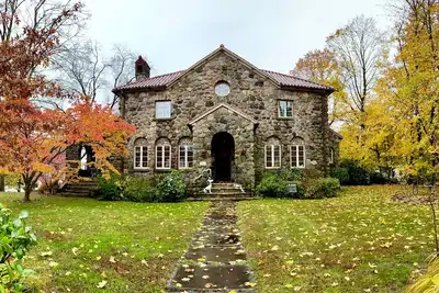 Image de Historic former Speakeasy 4 Bdrm, walk to train and town: Pleasantville
