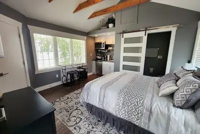 Image de River Beach Guest House. Relax with breathtaking views of the Illinois River!
