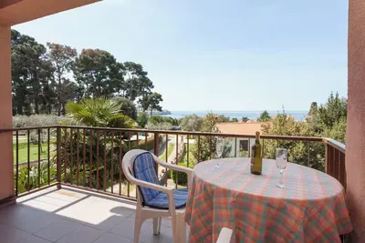 Image de Spacious Sea-View, 2 Rooms Apartment, Walk to Beach & Town + Free Parking