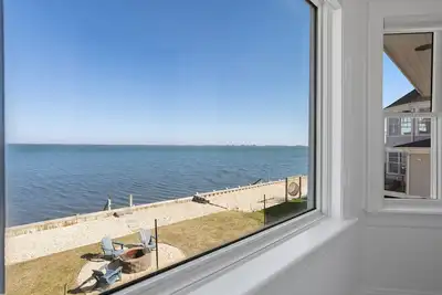 Image de Exclusive Bayfront Oasis Awaits You In East Quogue
