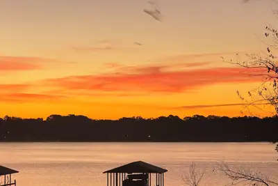 Image de Cozy lakefront 3-bedroom house with WiFi, Ac, fireplace, huge backyard
