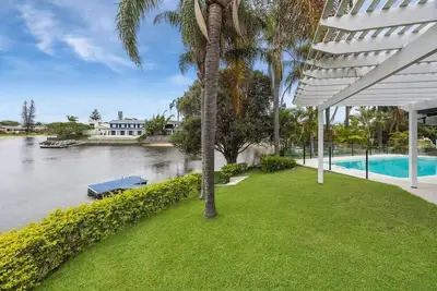 Image de A Luxurious Waterfront Oasis!