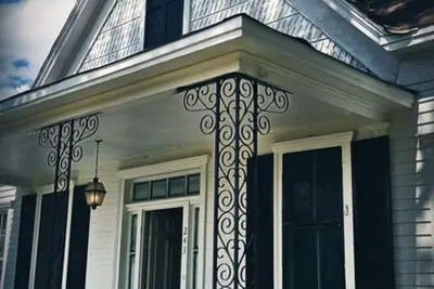 Image de 1880s country Victorian getaway with dark eclectic decor