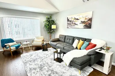 Image de Cozy Modern 3 Bedroom 2 Bathroom Home with Free Parking minutes to Nyc!