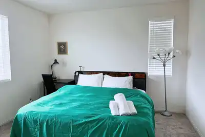 Image de Spacious 4-bedroom house with WiFi, Ac in peaceful neighborhood, Free Parking
