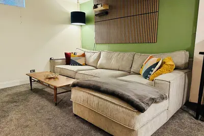 Image de Charming 1-bedroom Garden Unit with Hot Tub!
